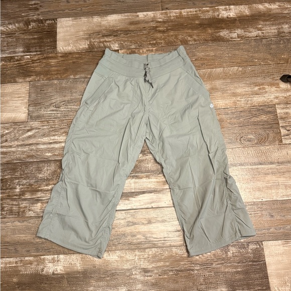 Lululemon Athletica Women’s Mid Rise Dance Studio Cropped Light Green Size 8 - Picture 1 of 5
